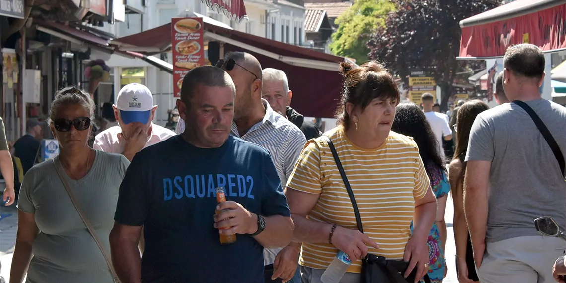 Avrupa'nın çeşitli ülkelerinden gelip, yaz tatillerini ana vatanda geçiren gurbetçilerin edirne'deki sınır kapılarında oluşturduğu yoğunluğun sona ermesiyle birlikte bulgar turistler, günübirlik alışveriş için edirne'ye gelmeye başladı.