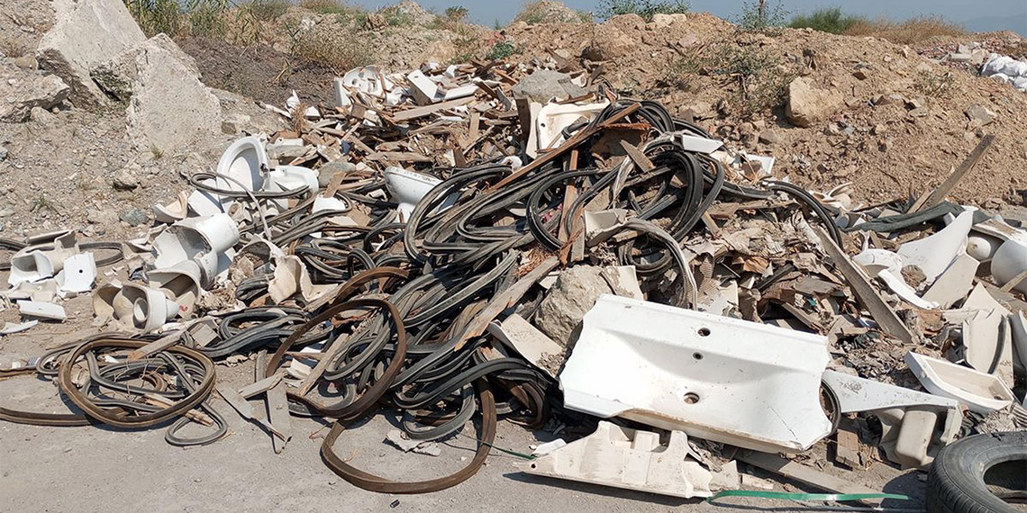 Aydın'ın Söke ilçesinin kırsal Argavlı Mahallesi'ndeki Büyük Menderes Nehri'nin eski yataklarıyla oluşan sulak alanlar moloz ve hafriyat atıkları nedeniyle kuruma tehlikesiyle karşı karşıya kalıyor.