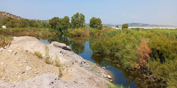 Sulak alanlar moloz atıkları ile doldu