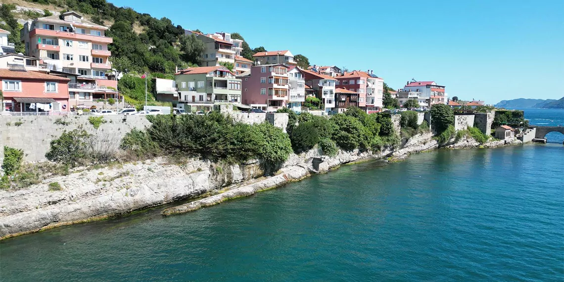 Tarihi amasra kalesi'nde 2 kilometre uzunluğundaki kale surlarında büyüyen bitki ve ağaçların temizliği için çalışma başlatıldı. Bartın valisi nurtaç arslan, çalışmaların 3 ay süreceğini söyledi.