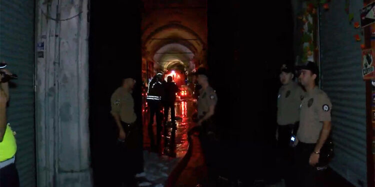 Tarihi Kapalıçarşı'da yangın paniği