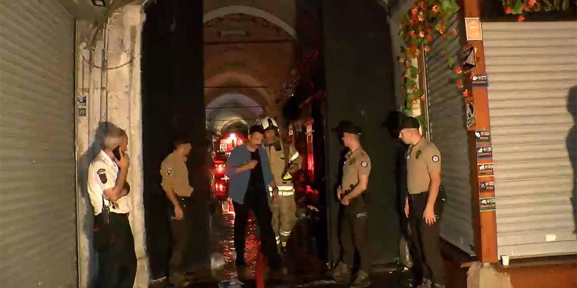 Kapalıçarşı'nın çatı kısmında çıkan yangın kontrol altına alındı. Kapalıçarşı'daki yangın cep telefonu görüntülerine yansıdı.