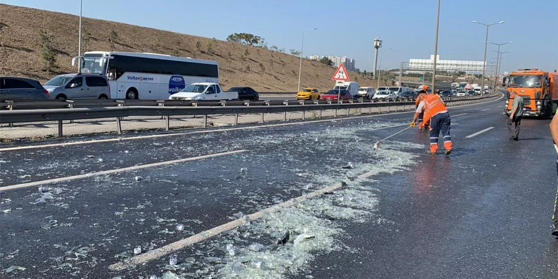 Temde otomobile carpan tirdaki su siseleri yola dokuldu yogun trafik olustu 1 6950 dhaphoto1 - yaşam - haberton