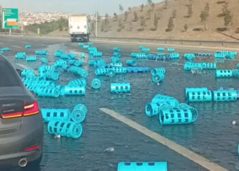 Otomobile çarpan TIR'daki şişeler yola döküldü