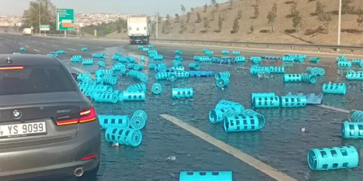 Otomobile çarpan TIR'daki şişeler yola döküldü