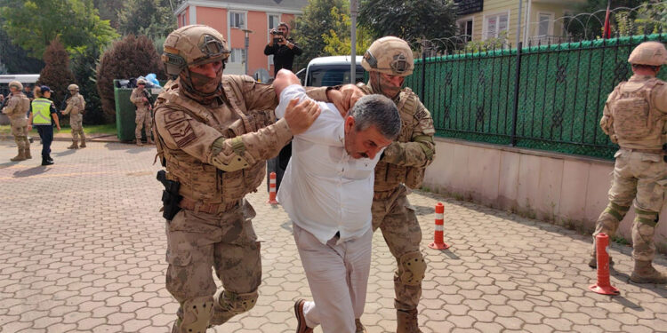 Terkinler çetesi lideri ve 2 oğlu tutuklandı