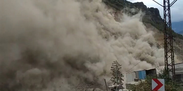 Trabzon'da taş ocağında heyelan kamerada