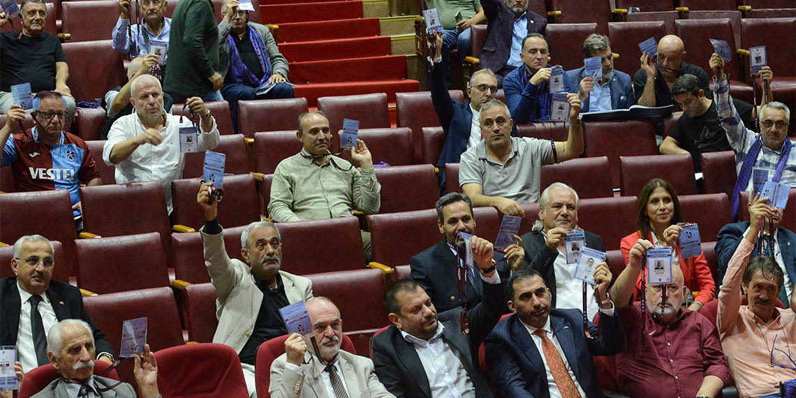 Trabzonspor'da kulüp tüzüğünü yenilemek üzere Olağanüstü Genel Kurul düzenlendi. 556 üyenin katıldığı genel kurulda yeni tüzük maddeleri bölümler halinde görüşülerek yapılan oylama sonucu oy çokluğuyla kabul edildi.