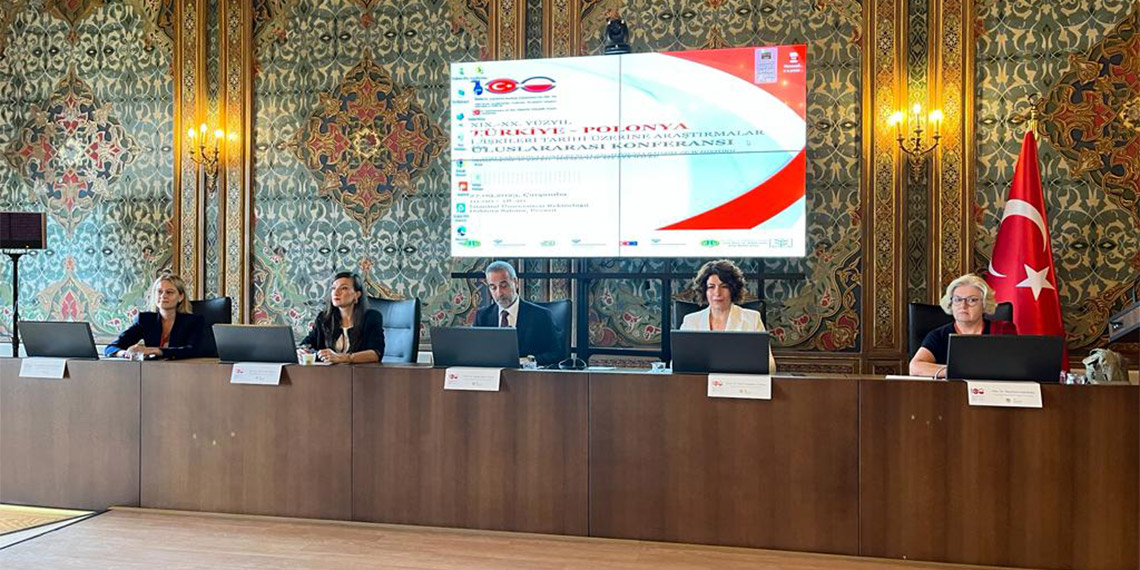 Türkiye ile Polonya arasındaki Dostluk Antlaşması’nın ve Cumhuriyetin 100’üncü yıldönümü vesilesiyle “XIX.-XX. Yüzyıl Türkiye-Polonya İlişkileri Tarihi Üzerine Araştırmalar Uluslararası Konferansı” düzenlendi.