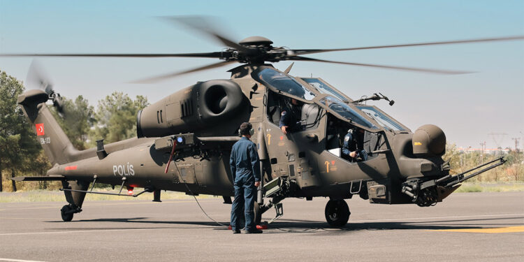 Türkiye'nin ilk kadın taarruz helikopteri pilotu Diyarbakır semalarında uçtu