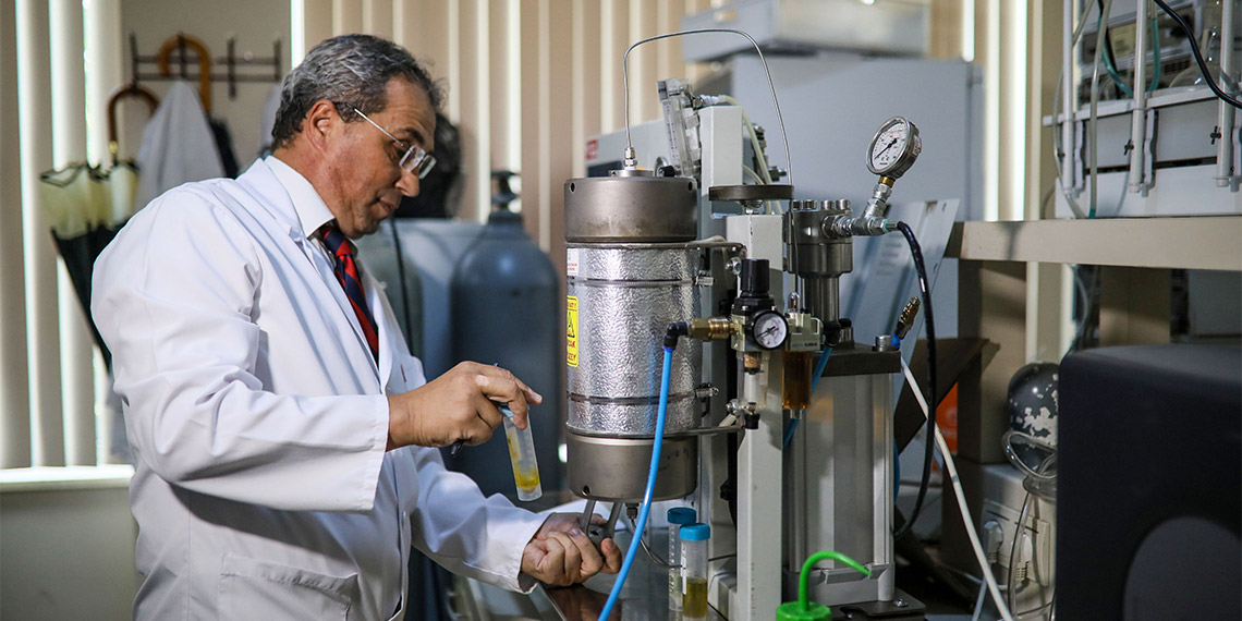 Akdeniz Üniversitesi (AÜ) Ziraat Fakültesi'nden Prof. Dr. Mehmet Fatih Cengiz ile ekibi, turunçgillerin atıklarından gıda, ilaç, kozmetik sanayisinde kullanılan limonen ve pektin üretti.