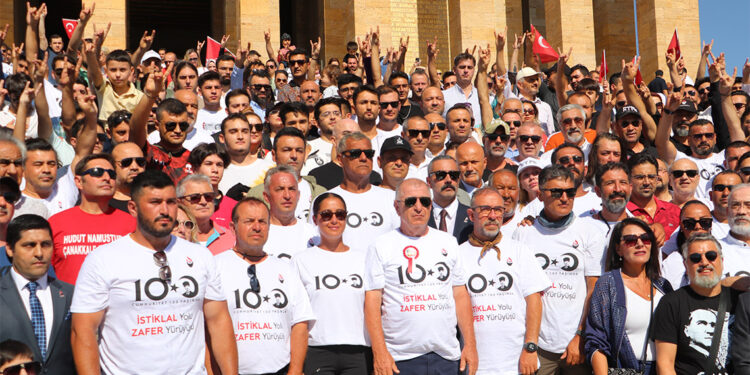 Ümit Özdağ ve partililer Ankara'ya yürüdü