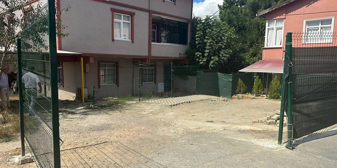 Ümraniye Aşağı Dudullu Mahallesi Hürrem Sokak'ta, komşular arasında çit gerginliği yaşanıyor.