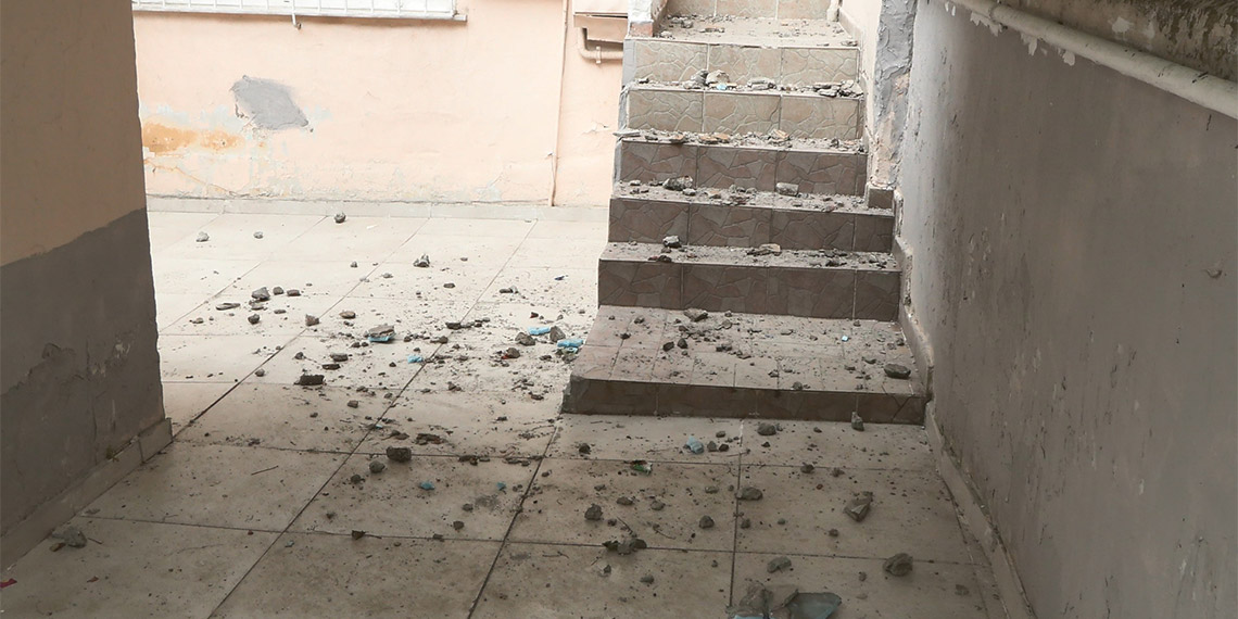 Binadan dökülen beton parçaları, tehlikeye davetiye çıkarıyor