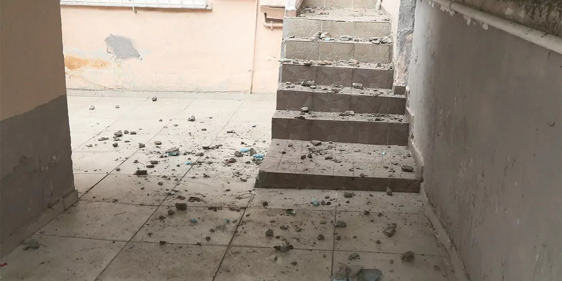 Binadan dökülen beton parçaları, tehlikeye davetiye çıkarıyor