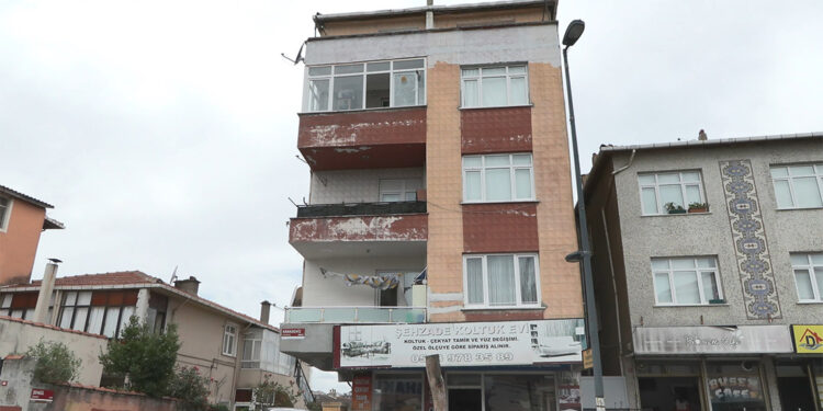 Binadan dökülen beton parçaları, tehlikeye davetiye çıkarıyor