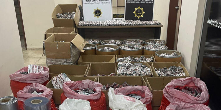 Mersin'de uyuşturucu imalatı baskını; 4 gözaltı