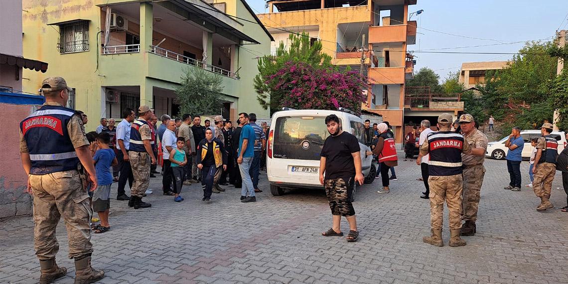 Osmaniye'de uyuşturucu şüphelisi jandarmalara ateş açtı. Olayda Jandarma Astsubay Kıdemli Başçavuş Hasan Bozkurt şehit oldu, 1 teğmen ile 1 astsubay yaralandı. Şüpheli ise sağ yakalandı.