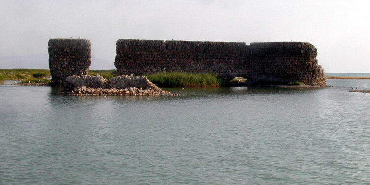 Gölün çekilmesiyle tarihi kale ve kalıntıları ortaya çıktı
