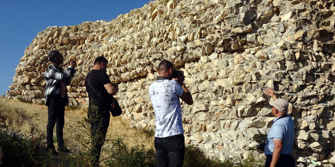 Van'ın Erciş ilçesine bağlı Çelebibağı Mahallesi'nde gölün çekilmesiyle Urartu Krallığı tarafından inşa edilen tarihi kale ve kalıntıları ortaya çıktı.