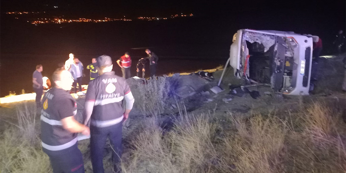 Kaçak göçmenleri taşıyan midibüs şarampole yuvarlandı; 5 ölü 21 yaralı