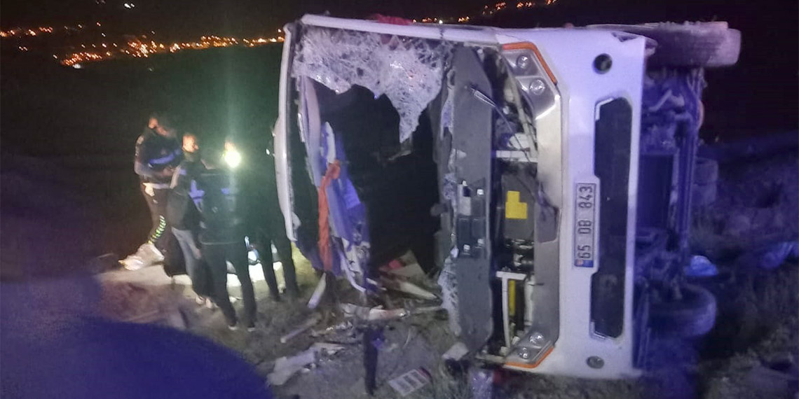 Van'da, İl Göç İdaresine bağlı Geri Gönderme Merkezi'nde bulunan ve güvenlik görevlileri nezaretinde Gaziantep'e götürülen kaçak göçmenleri taşıyan midibüs şarampole yuvarlandı.