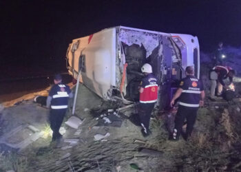Kaçak göçmenleri taşıyan midibüs şarampole yuvarlandı; 5 ölü 21 yaralı