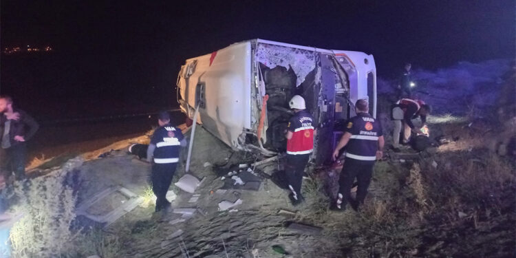 Kaçak göçmenleri taşıyan midibüs şarampole yuvarlandı; 5 ölü 21 yaralı