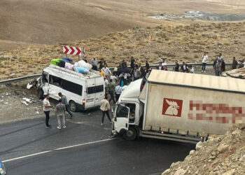 Van'da kamyon ile yolcu minibüsü ile çarpıştı; 1 ölü 11 yaralı