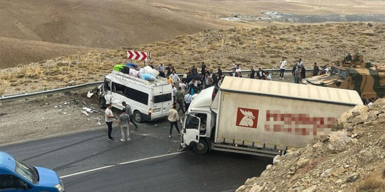 Van'da kamyon ile yolcu minibüsü ile çarpıştı; 1 ölü 11 yaralı