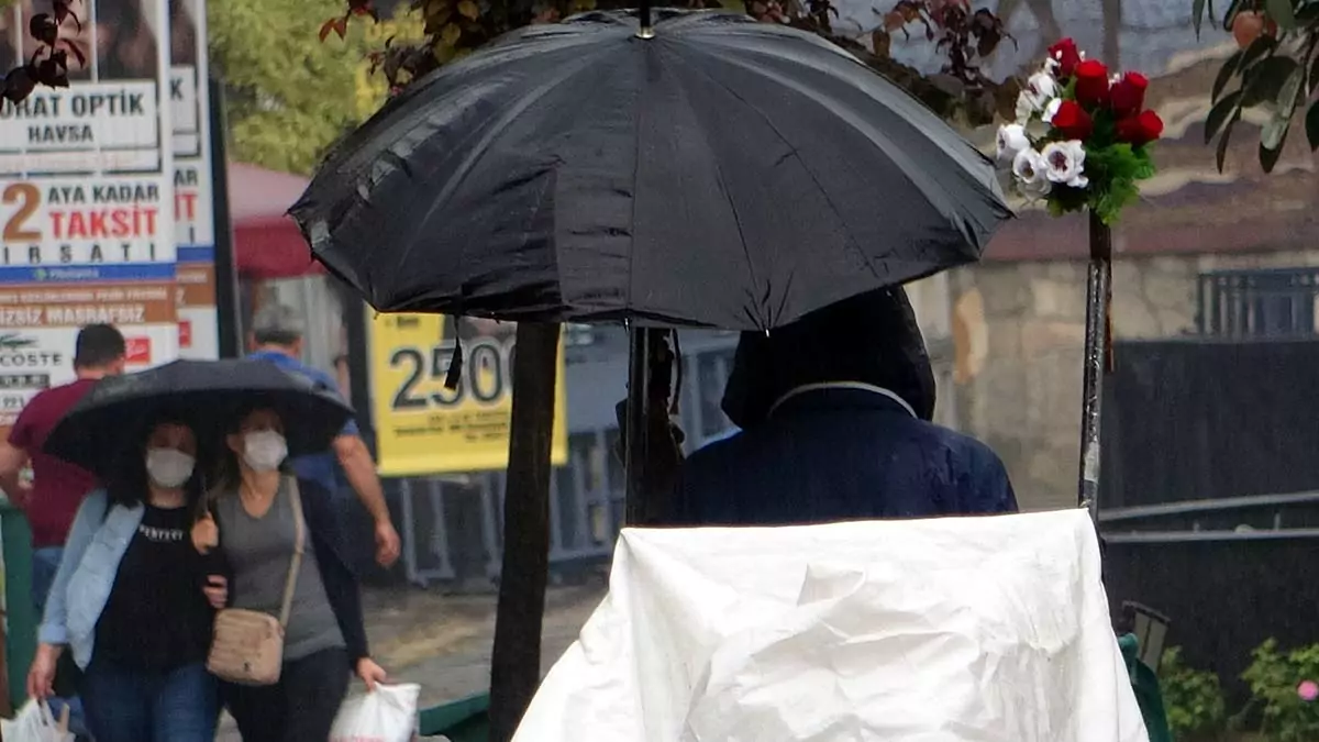 Afet koordinasyon merkezi'nden (akom), i̇stanbul'a hafta sonu kuvvetli yağış uyarısı.