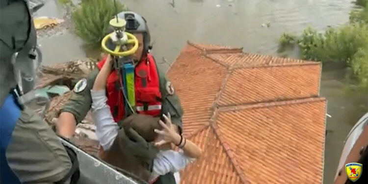 Yunanistan'daki sel felaketinde kurtarma çalışmaları