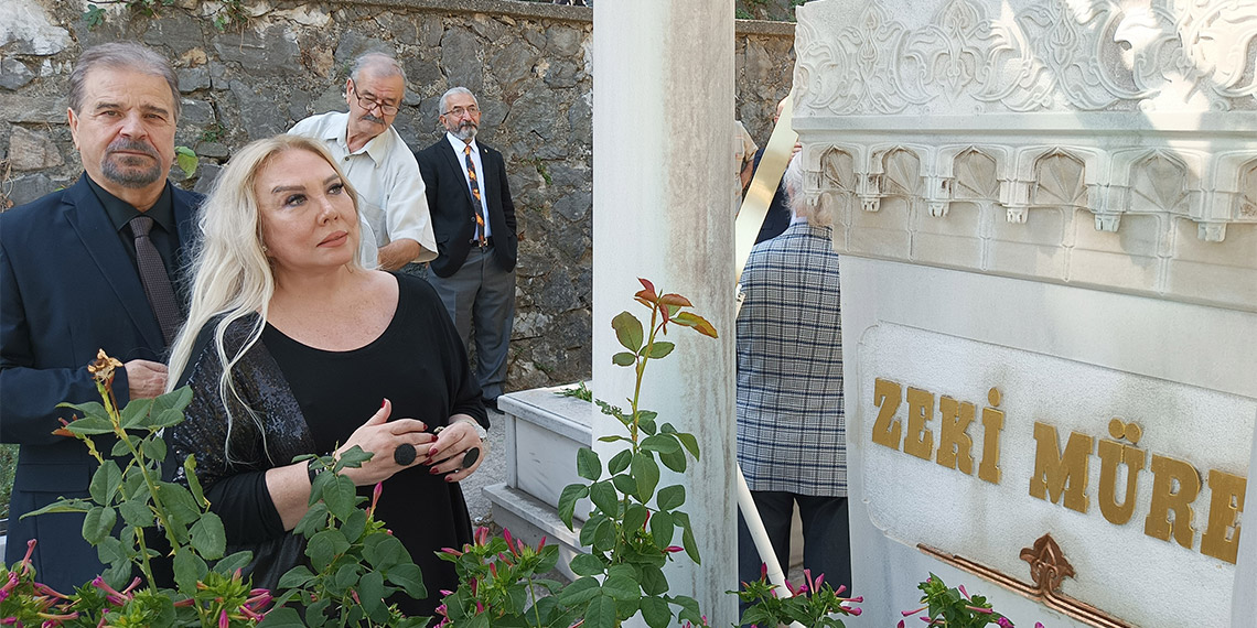 Türk sanat müziği sanatçısı Zeki Müren vefatının 27'nci yıl dönümünde Bursa'daki kabri başında anıldı.