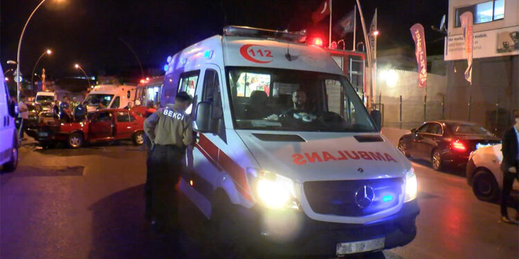 Otomobil, oksijen yüklü tankere çarptı