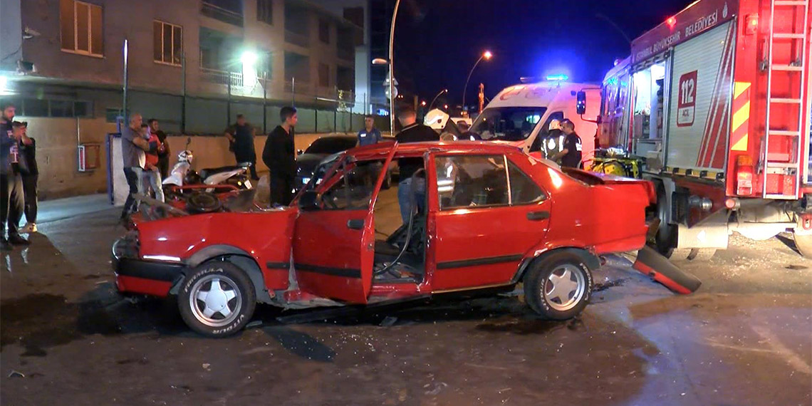 Otomobil, oksijen yüklü tankere çarptı