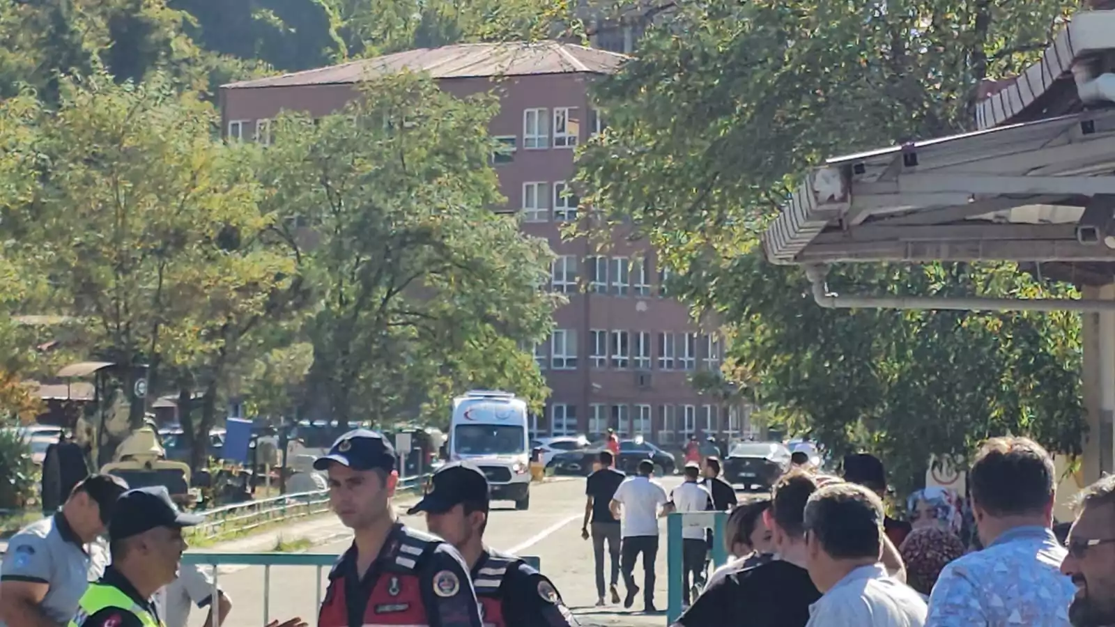 Zonguldak'ta maden ocağında göçük meydana geldi, ihbarı üzerine bölgeye, afad, umke, ttk tahlisiye ekibi, itfaiye ve sağlık ekipleri sevk edildi.