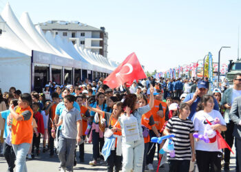 ‘Aksaray Bilim Festivali' helikopter gösterisiyle başladı