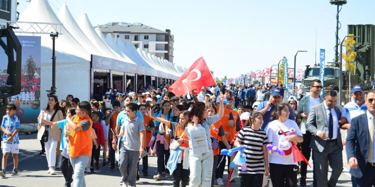 ‘Aksaray Bilim Festivali' helikopter gösterisiyle başladı