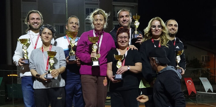 100'üncü yıl Tenis Turnuvası'nda ödüller verildi