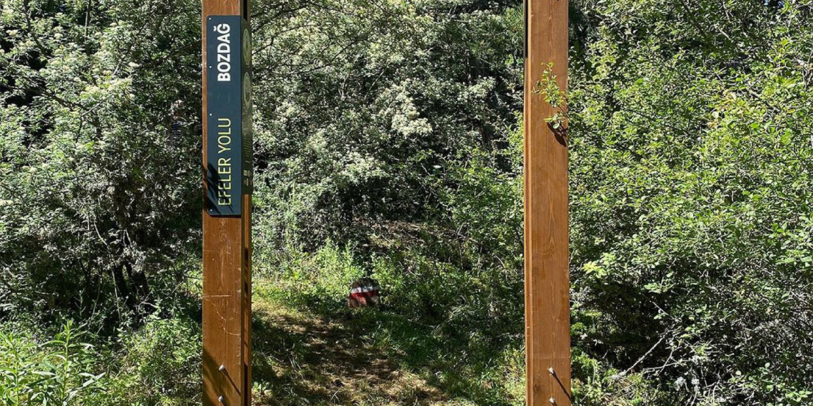 İzmir Büyükşehir Belediyesi'nin Küçük Menderes havzasında sürdürülebilir kalkınma, tarım dışı ekonomik faaliyetleri çeşitlendirme ve yerel halkın gelir düzeyinin iyileşmesini hedefleyen kültür rotası Efeler Yolu, 2023 Green Destinations En İyi 100 Hikâye (Top 100 Good Practice Story) listesine girdi.