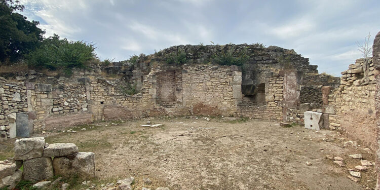 1850 yıllık Polygonal yapısı ayağa kaldırılıyor