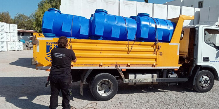 Bodrum'da su sıkıntısı çeken halka su deposu desteği