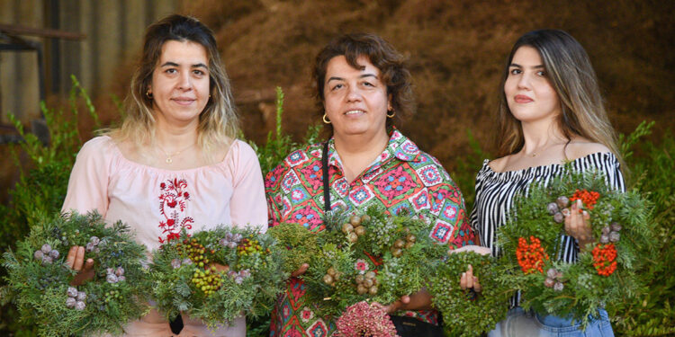 20 ülkeye ihraç edilen 'Noel çelengi' mesaisi başladı