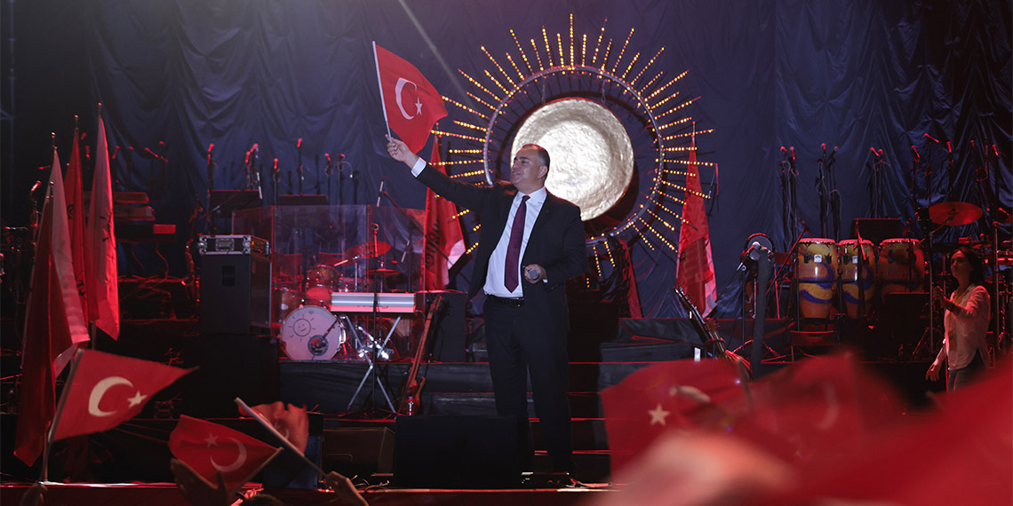 On binler Türk bayraklarıyla Anıtkabir'e yürüdü