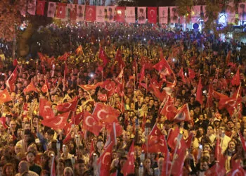 On binler türk bayraklarıyla anıtkabir'e yürüdü