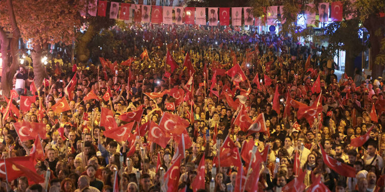 On binler Türk bayraklarıyla Anıtkabir'e yürüdü