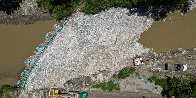 3 milyon ton çöpün Karayip Denizi’ne ulaşması engellendi