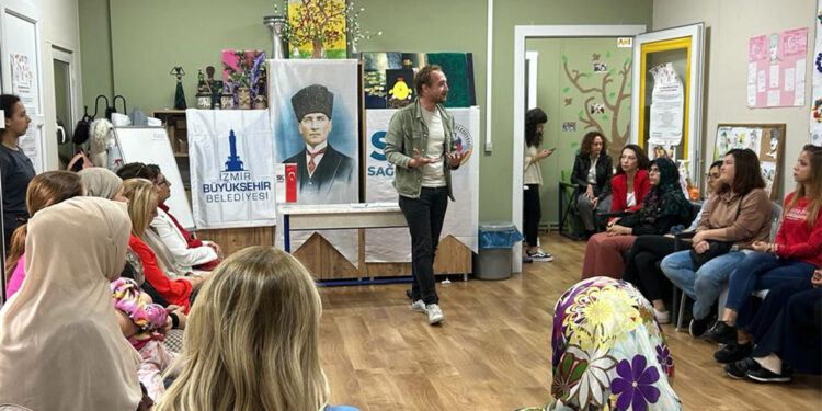 İzmir Büyükşehir Belediyesi ve Sağlıkta Kalite Derneği tarafından Balçova Belediyesi'nin desteğiyle meme kanserine karşı farkındalık eğitimi verildi.