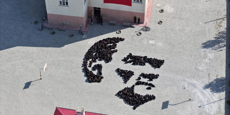 400 öğrenci, okul bahçesinde Atatürk silüeti oluşturdu