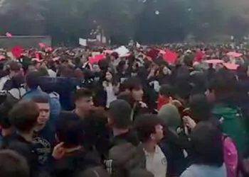 Türk bayrağı koreografisi yapılamadı, öğrenciler tepki gösterdi